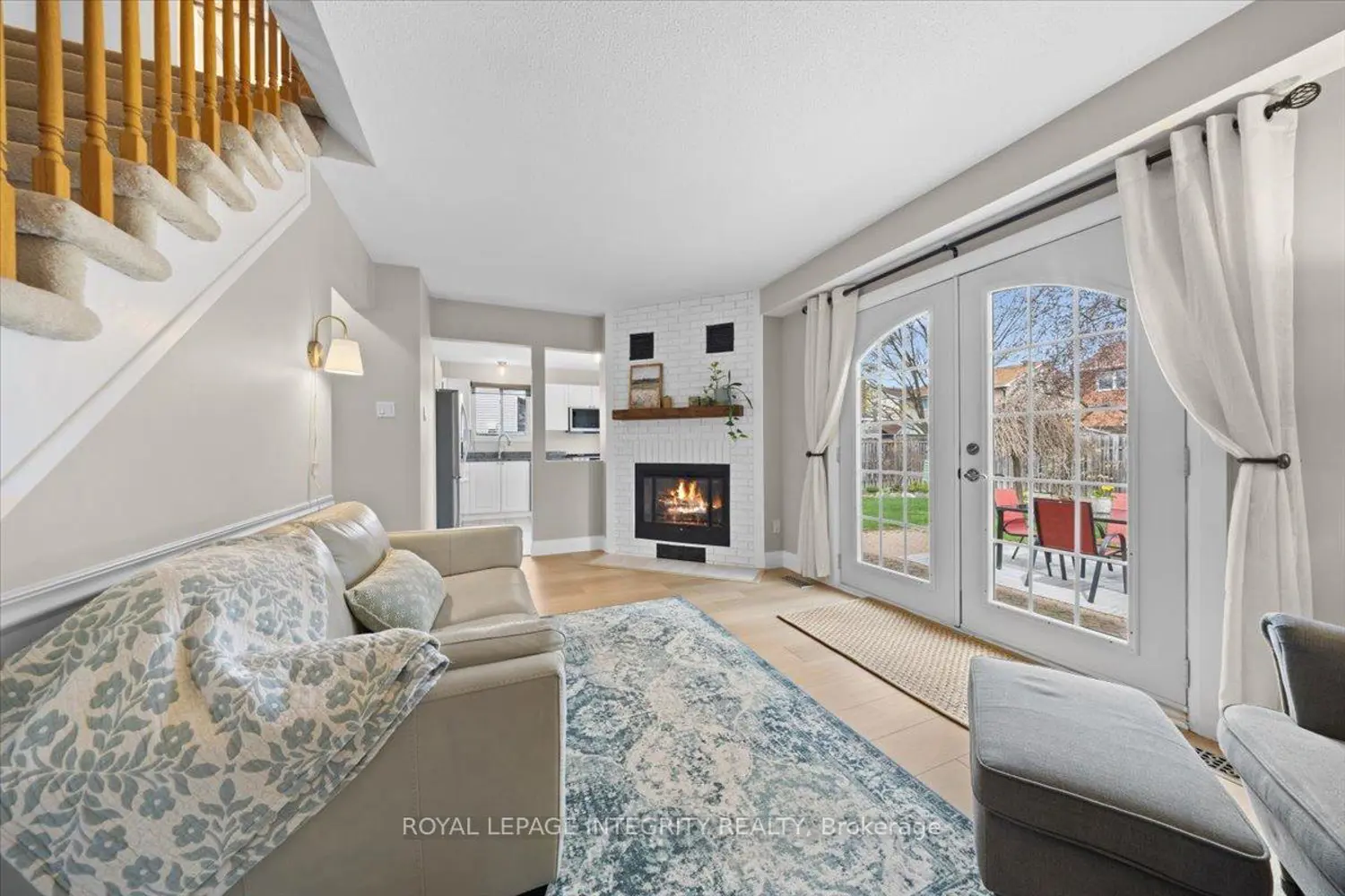 1122 St Germain Crescent photo 3