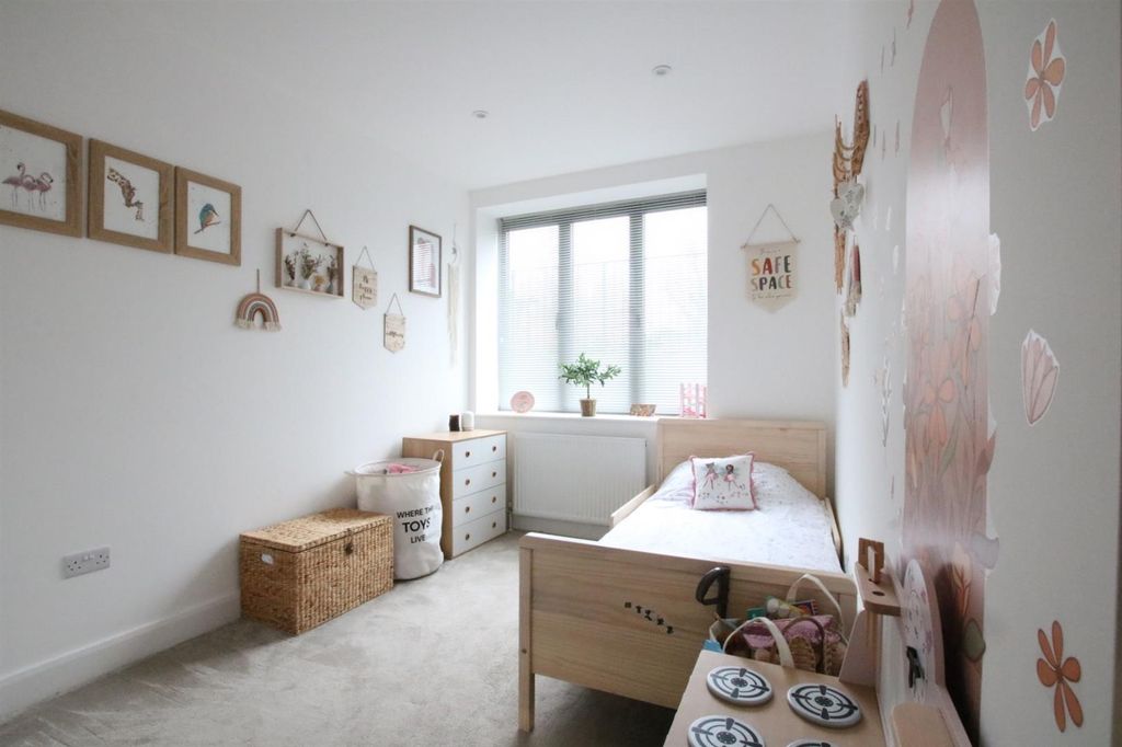 Additional image 5 of 2 bed flat to rentBay Tree Avenue, Leatherhead KT22