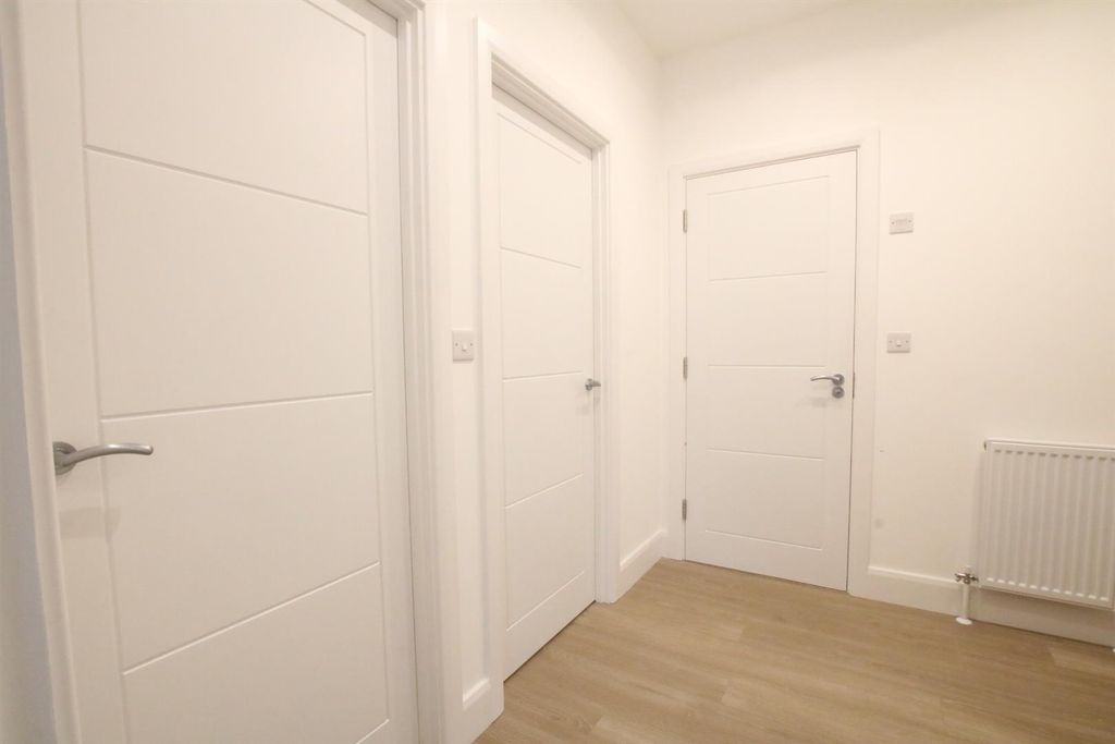 Additional image 8 of 2 bed flat to rentBay Tree Avenue, Leatherhead KT22