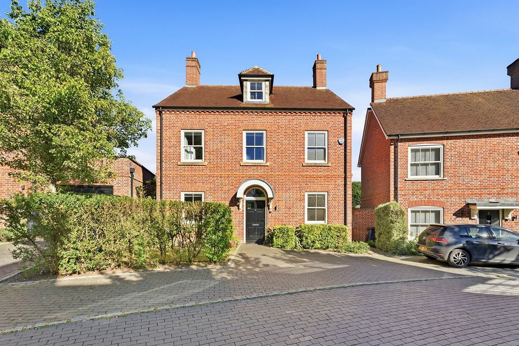 5 bed detached house for saleOrchard Green, Beaconsfield, Buckinghamshire HP9