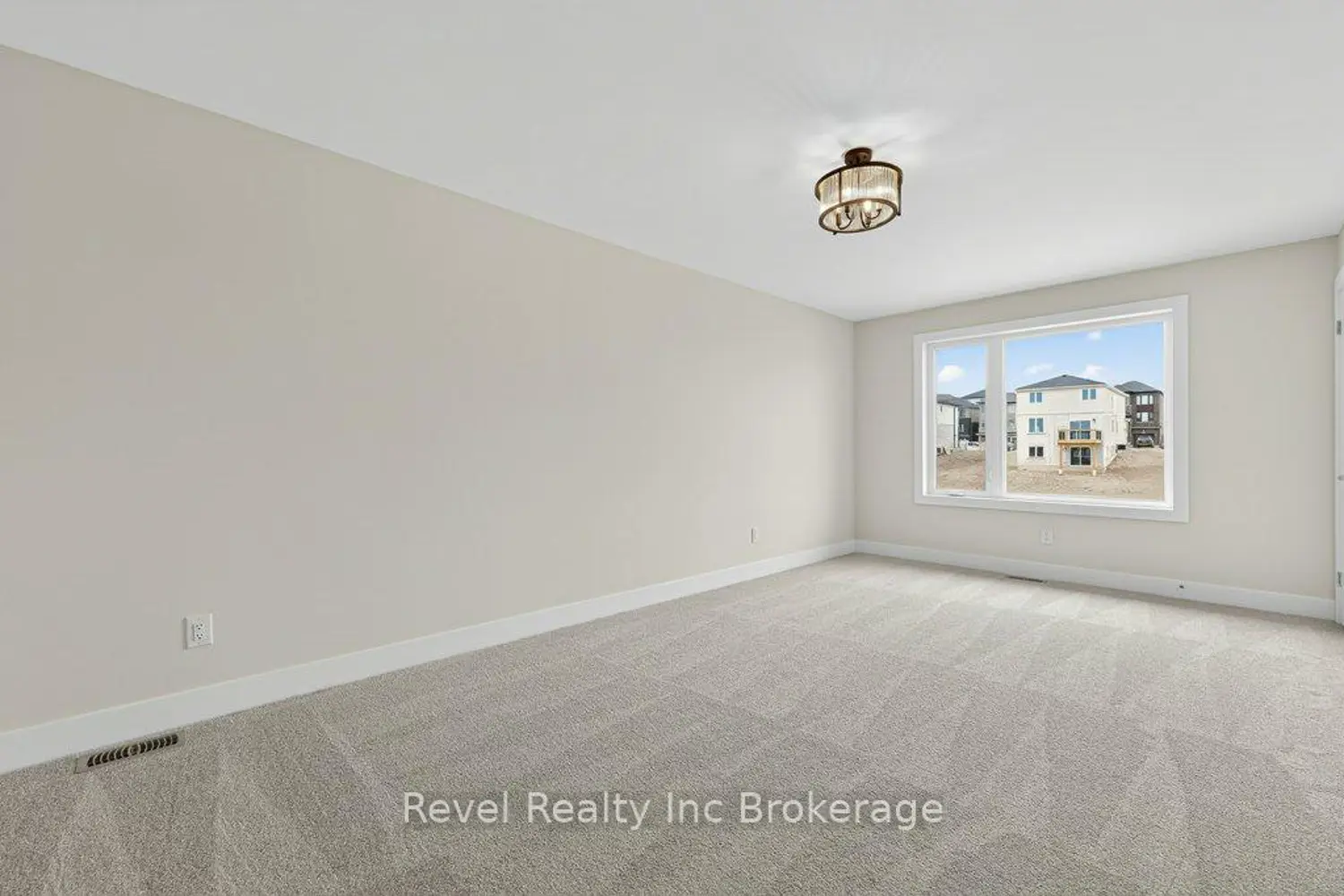 327 Kading Crescent photo 5