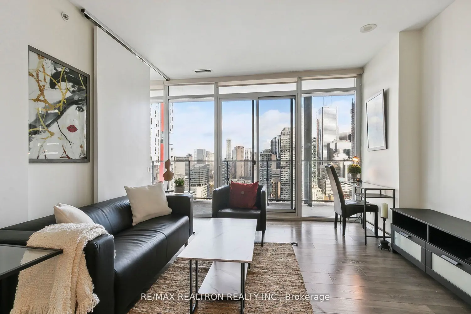 125 Peter Street 2708 photo 3