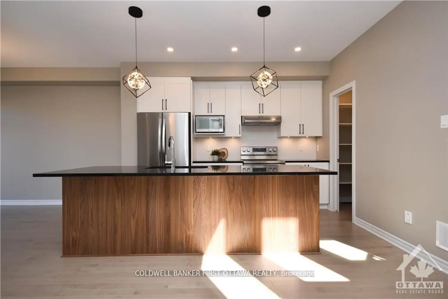 183 Angelonia Crescent photo 3