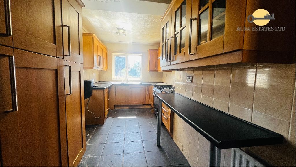 Additional image 3 of 5 bed shared accommodation to rentLinden Road, Luton LU4