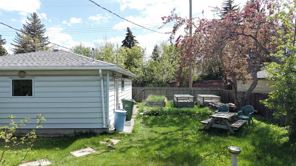 Additional image 4 of 6379 31 Avenue NW, Calgary, AB, T3B 1J9