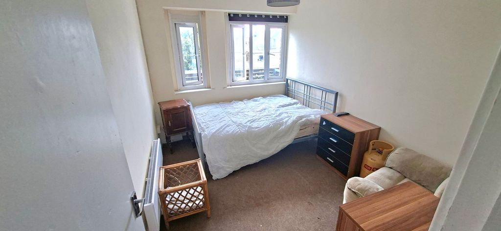 Additional image 2 of 2 bed flat to rentMain Street, Pembroke SA71