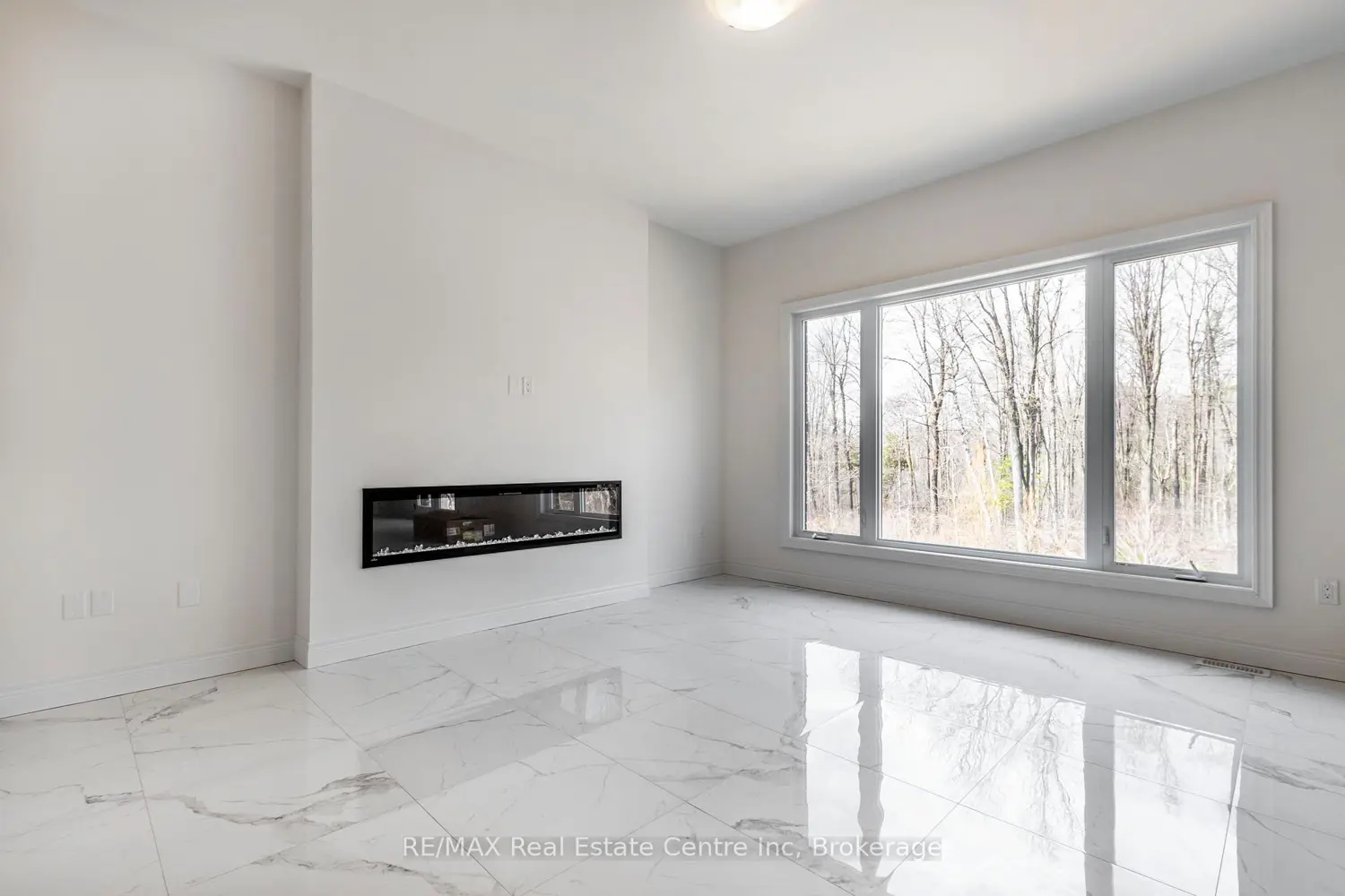 143 Ambrous Crescent photo 4