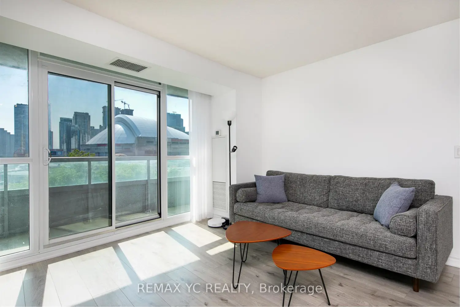 25 Lower Simcoe Street 808 photo 2