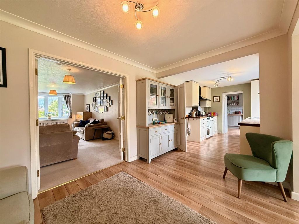 Additional image 3 of 5 bed detached house to rentTeme Avenue, Malvern WR14