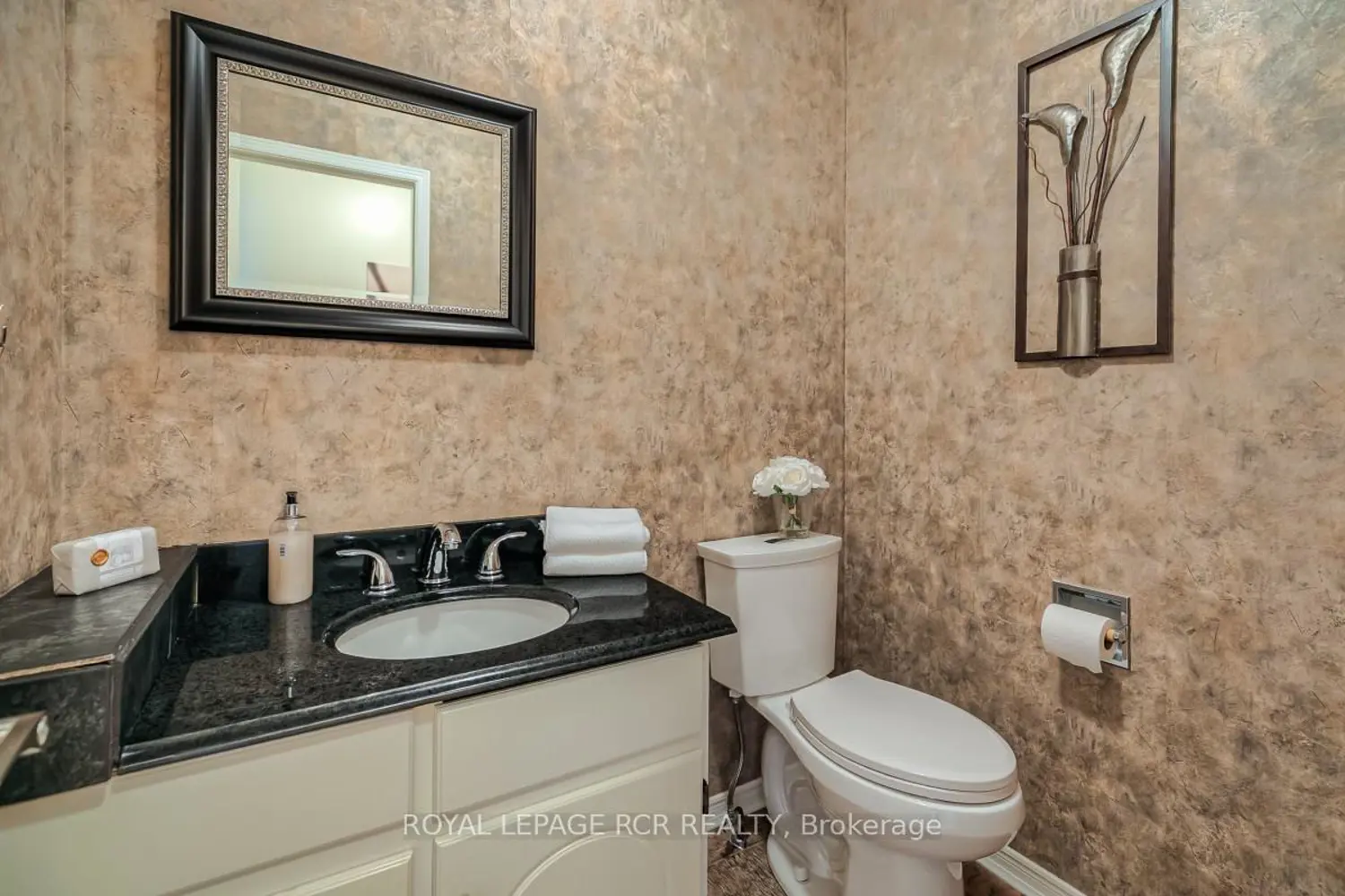 582 Millard Street photo 4