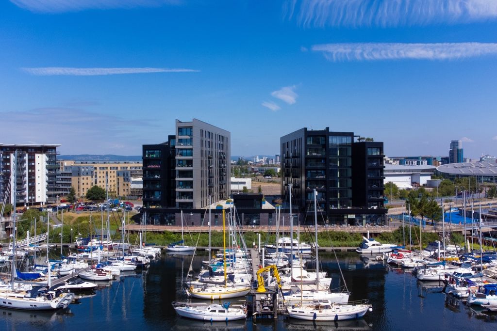 2 bed flat to rentWatkiss Way, Cardiff CF11