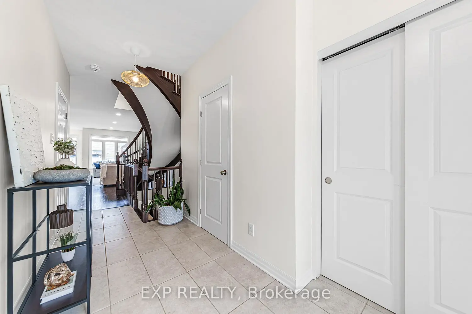 320 Broadridge Crescent photo 4