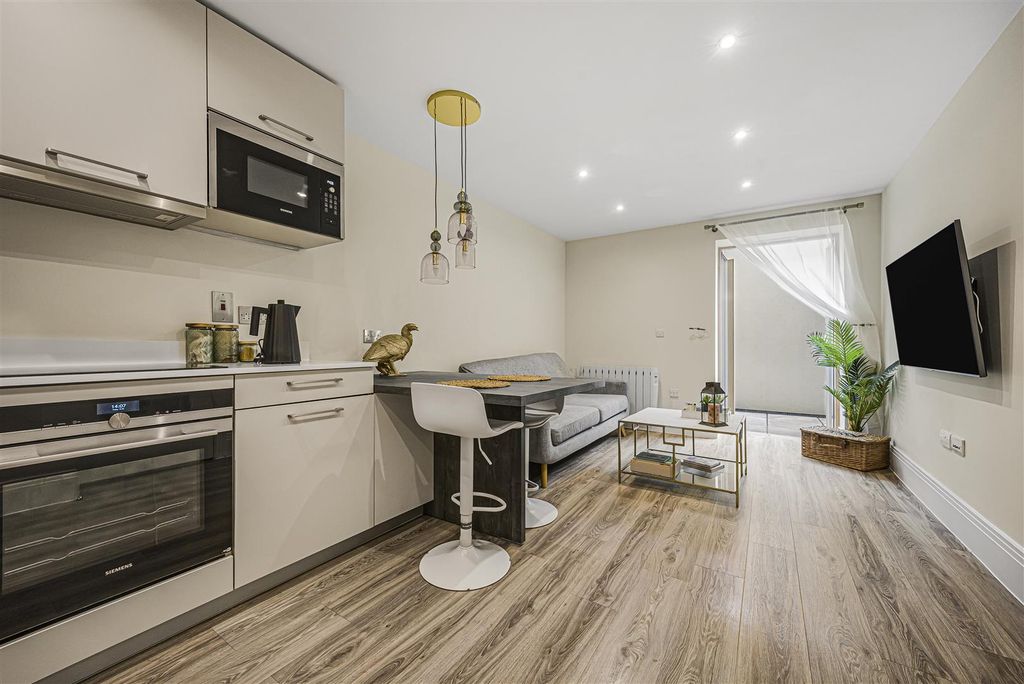 Additional image 5 of 2 bed flat for saleMarlow House, Marlow Road, Maidenhead SL6