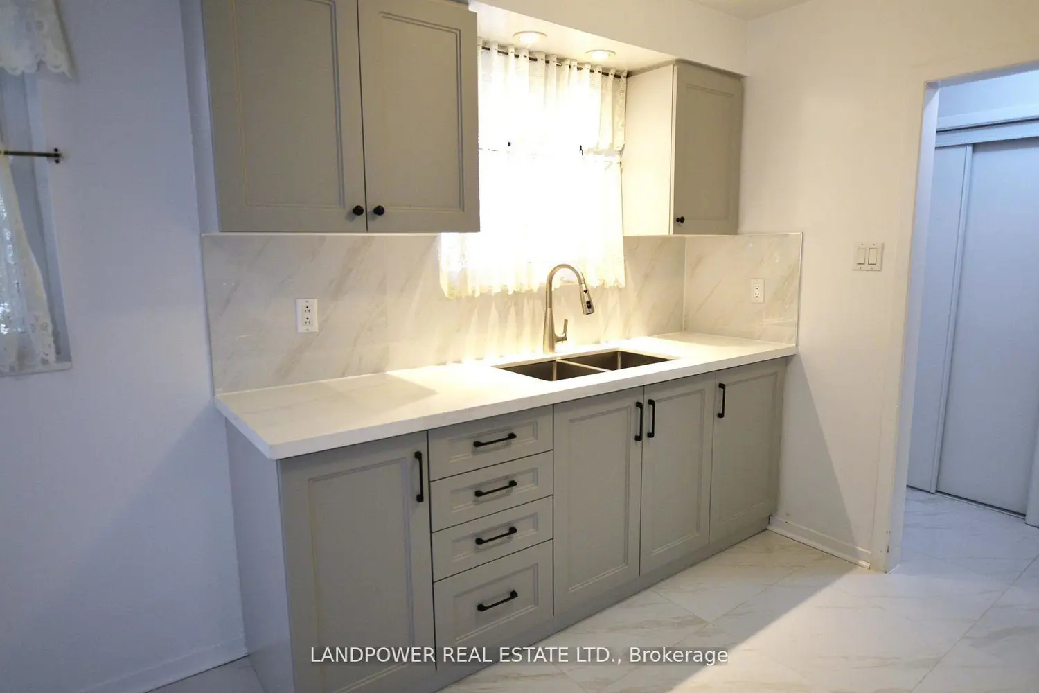 93 Clansman Boulevard photo 5