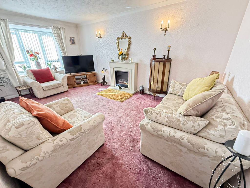 2 bed flat for saleWell Lane, Greasby CH49 photo 3
