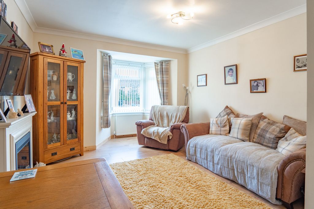 2 bed flat for saleMillcraig Road, Dingwall IV15 photo 2