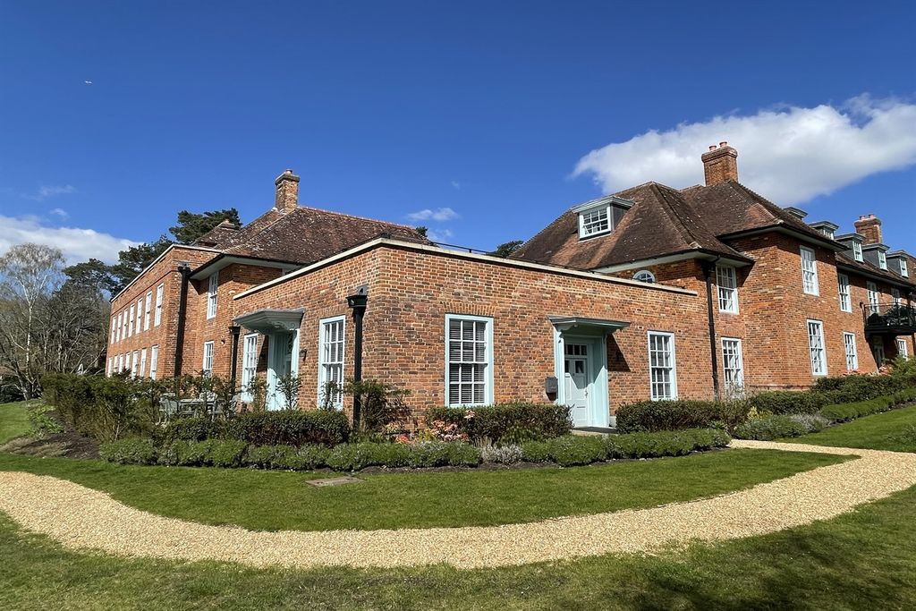 2 bed flat to rent19 The Nurses House, Adams Walk, Midhurst, West Sussex GU29