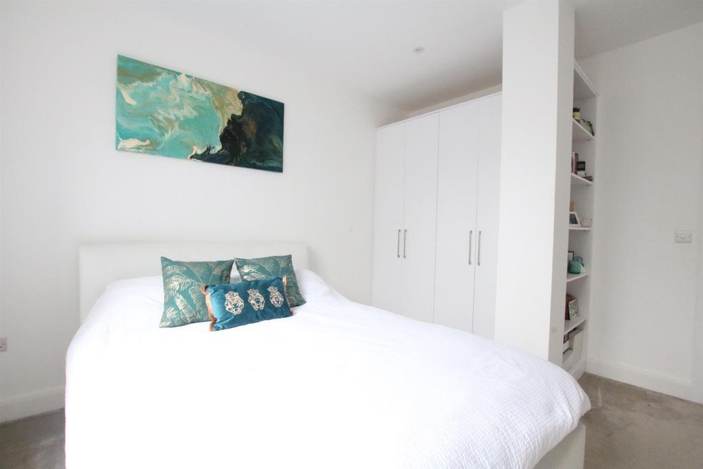 Additional image 3 of 2 bed flat to rentBay Tree Avenue, Leatherhead KT22