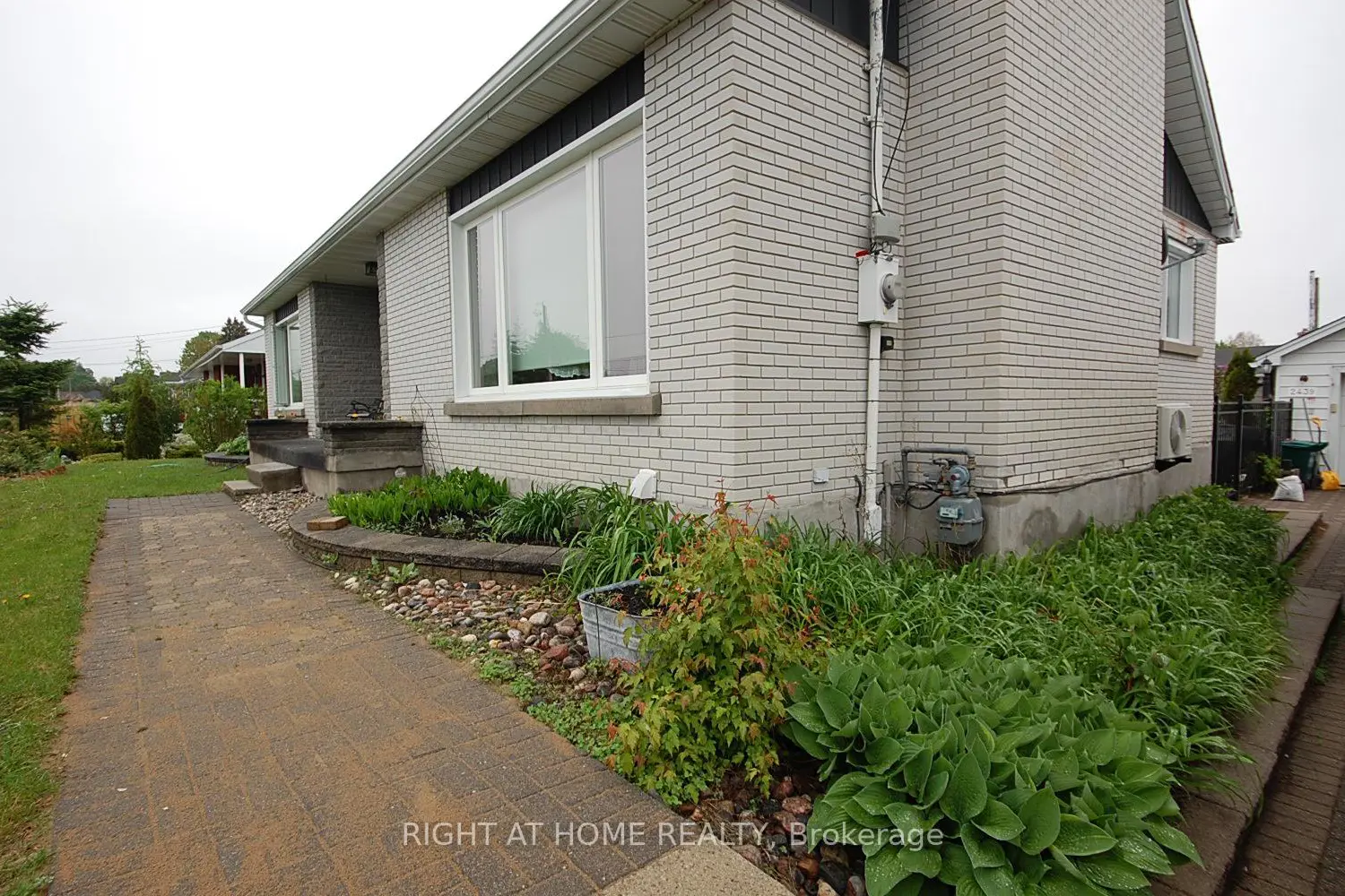 2439 Raymond Street photo 3