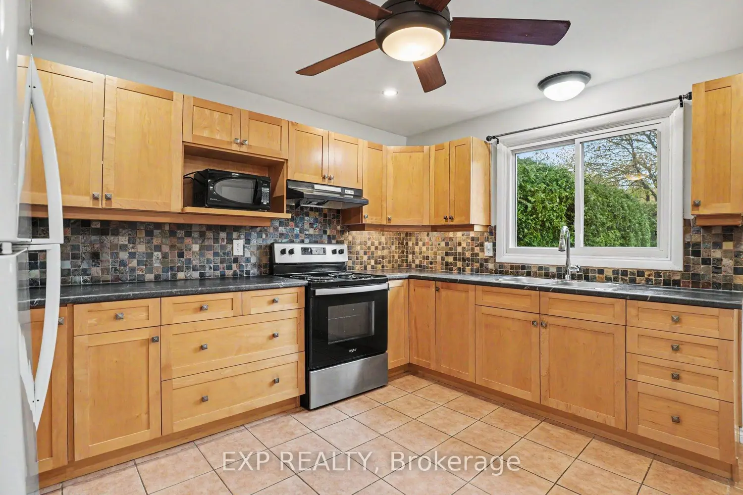 885 Pinewood Crescent photo 4