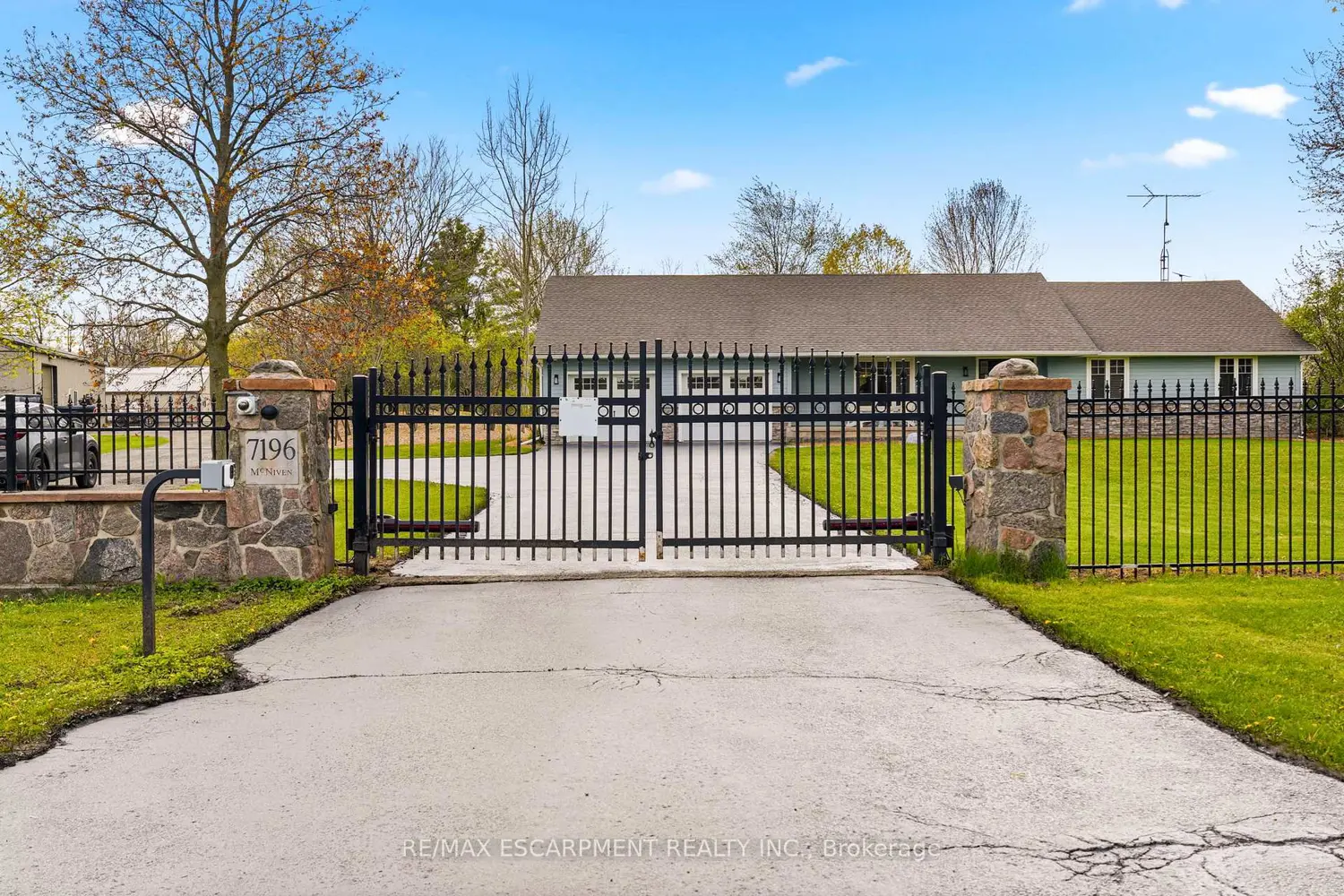 7196 Mcniven Road photo 2