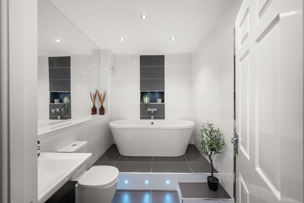 Additional image 10 of 2 bed flat for sale60 & A Half Long Lane, Broughty Ferry DD5