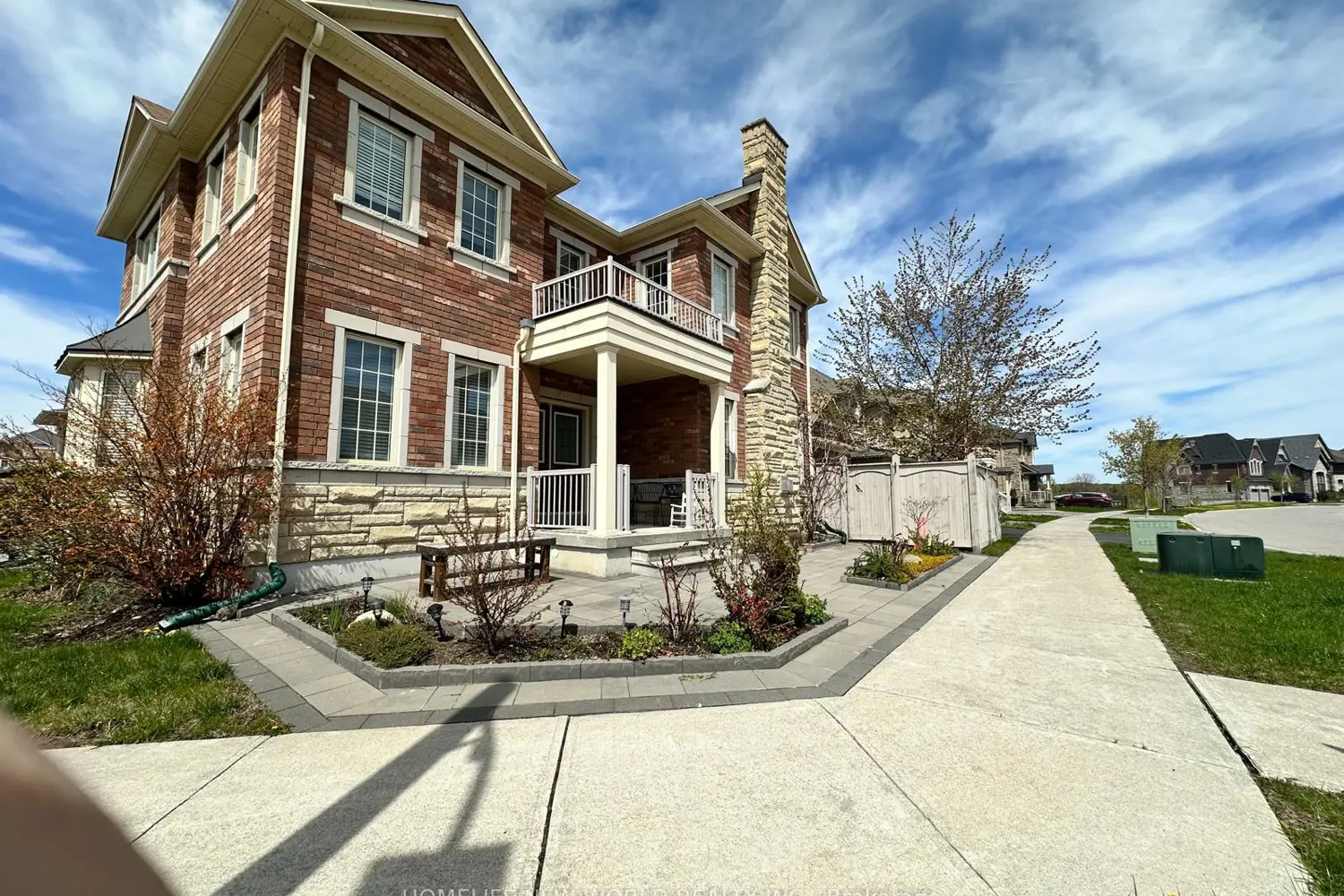 298 West Lawn Crescent photo 4