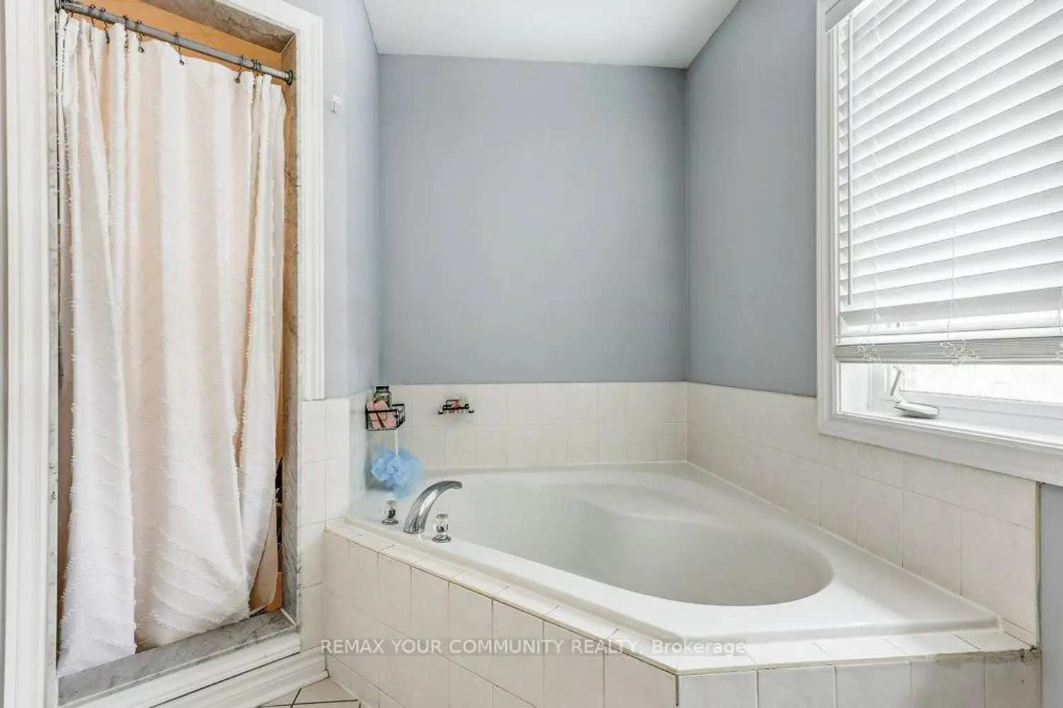 2 Laurelbank Crescent photo 3