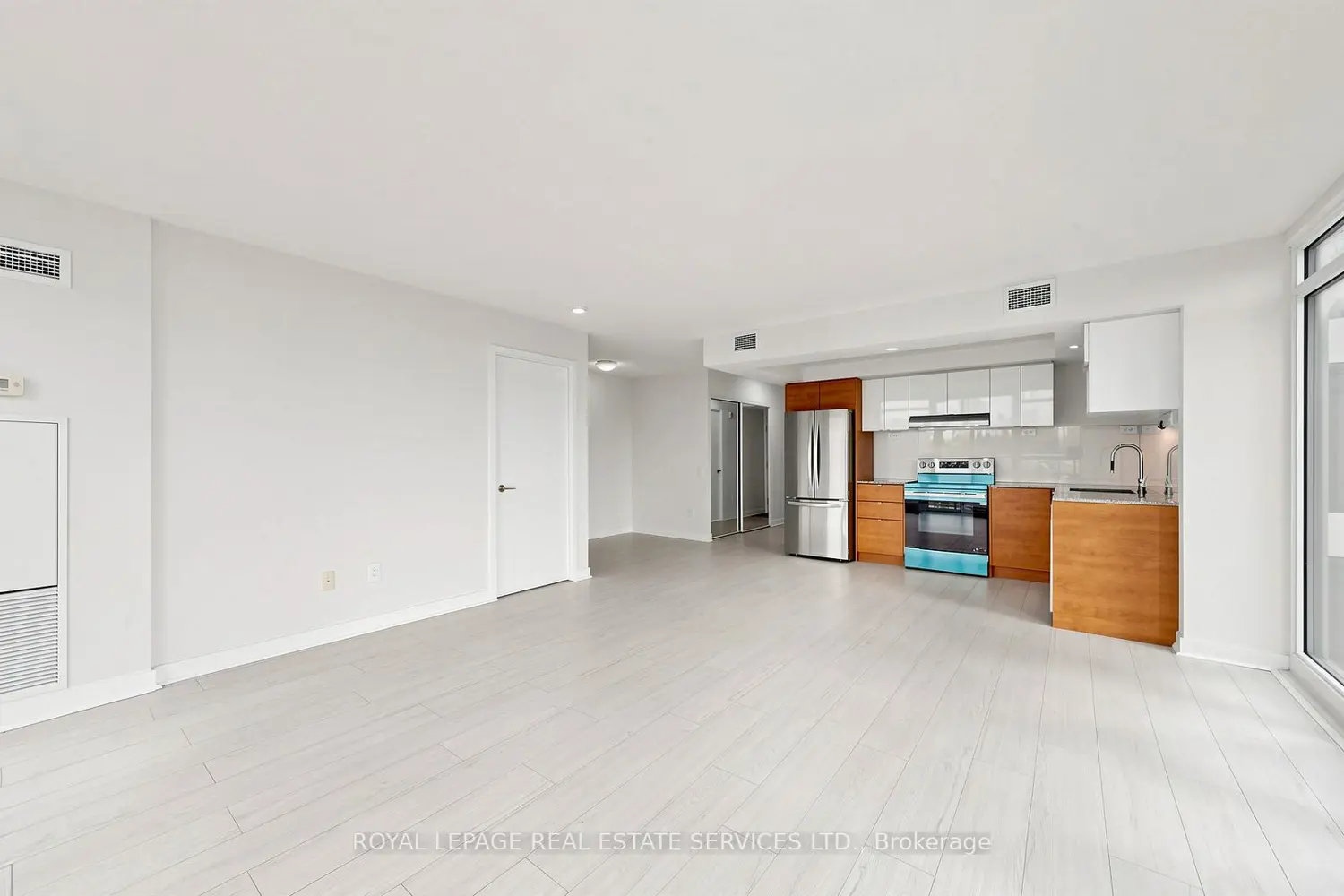 121 Mcmahon Drive 809 photo 3