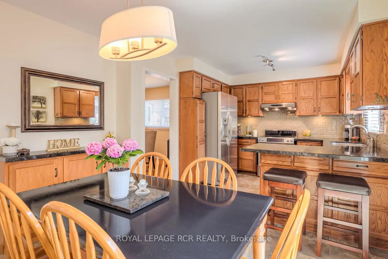 582 Millard Street photo 3