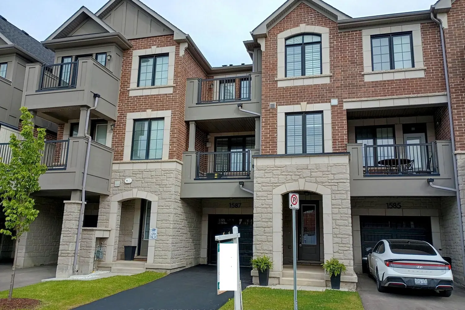 1587 Moira Crescent photo 2