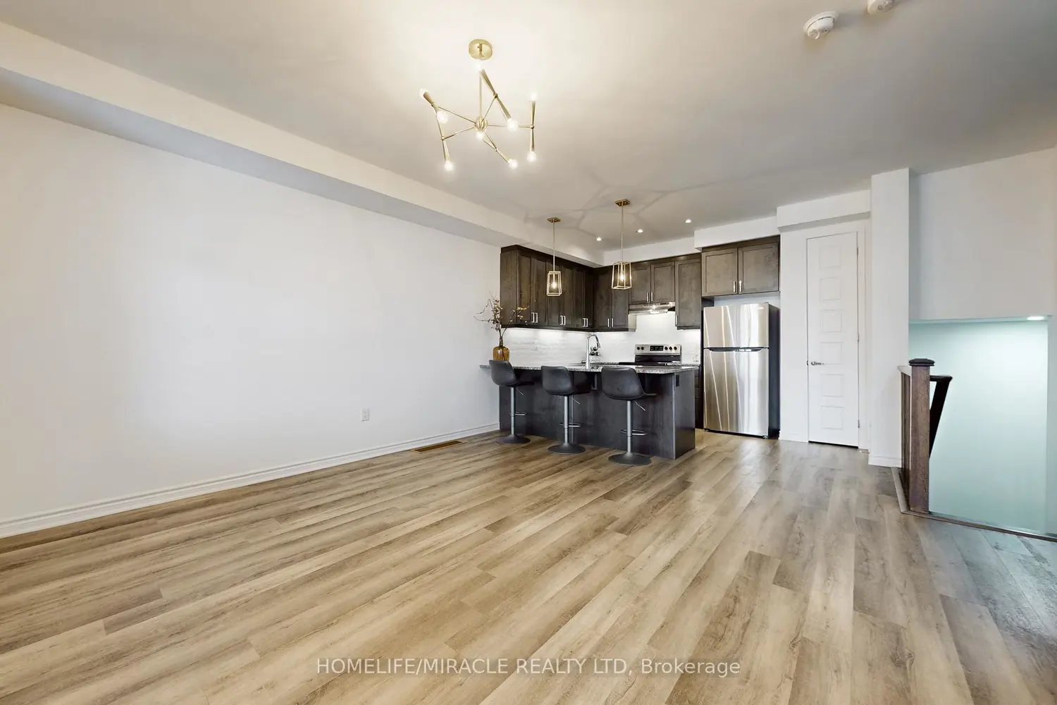 1587 Moira Crescent photo 5