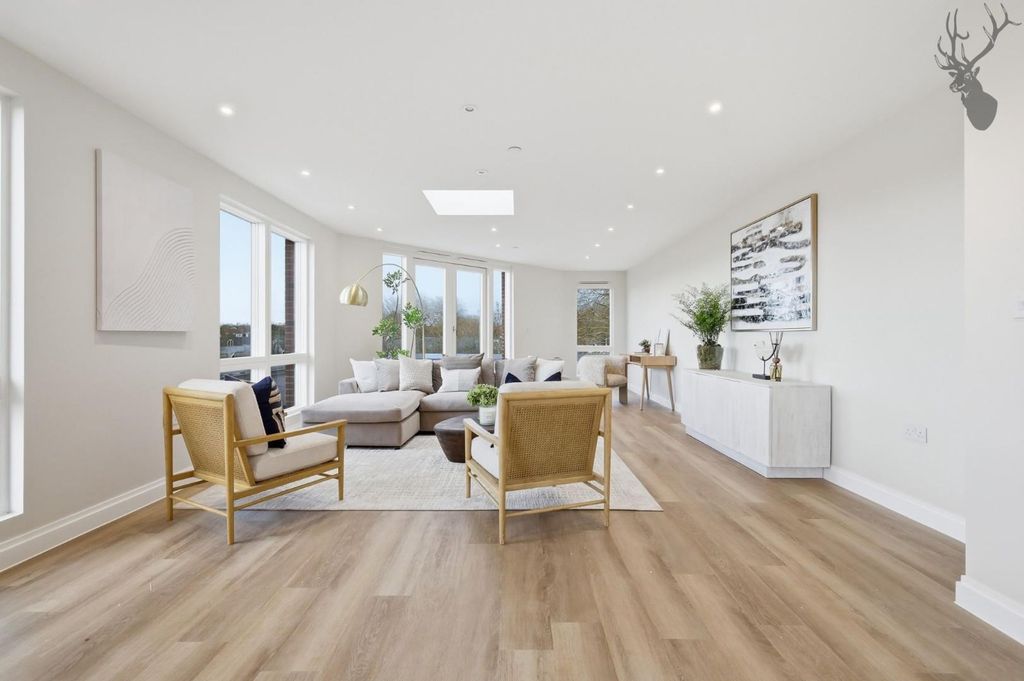 Additional image 2 of 2 bed flat for saleHigh Road, Chigwell IG7