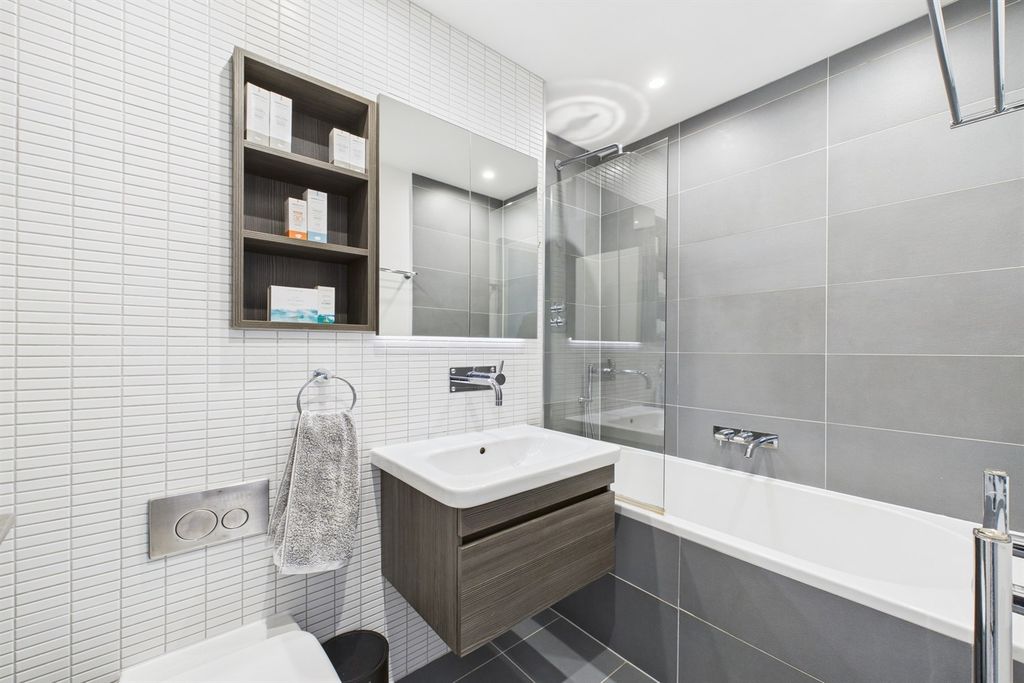 Additional image 9 of 2 bed flat to rentThe Pavilion, Graylands Estate, Langhurstwood Road, Horsham, West Sussex RH12