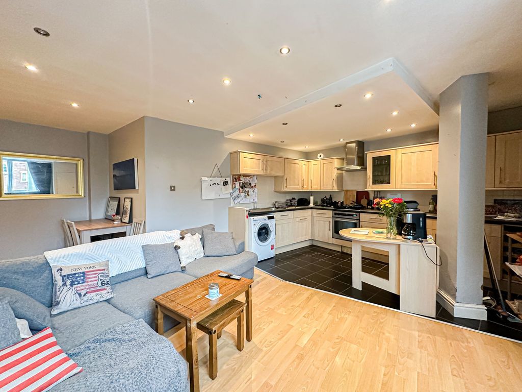 2 bed flat for salePensby Road, Heswall CH60 photo 4
