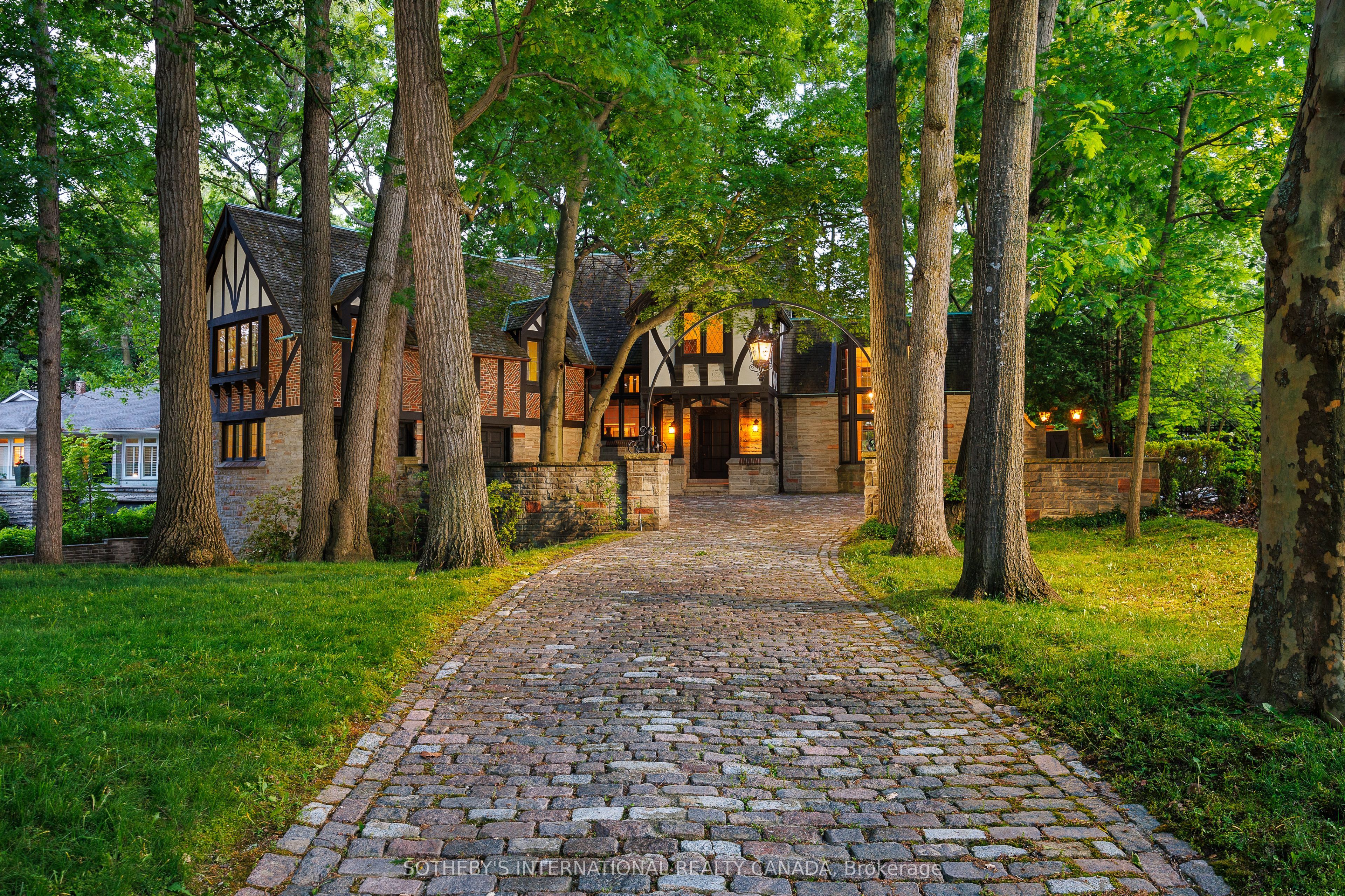 38 Edenbrook Hill, Toronto, ON, M9A 3Z6