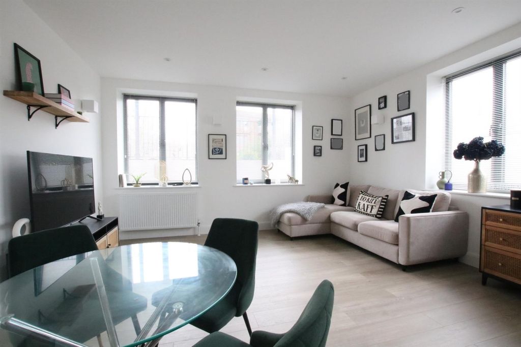 Additional image 6 of 2 bed flat to rentBay Tree Avenue, Leatherhead KT22