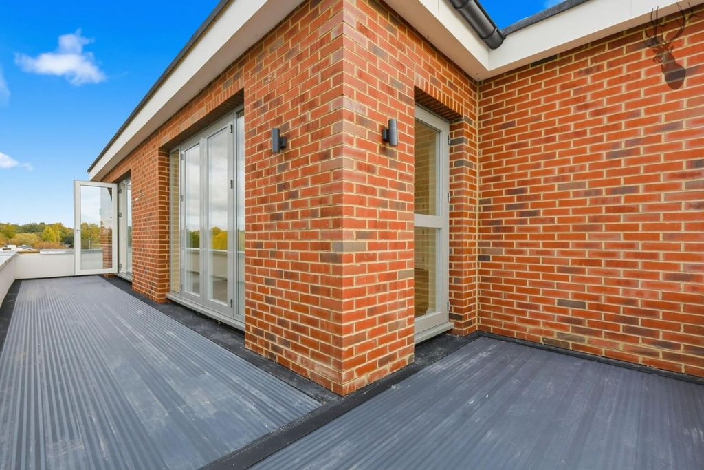 Additional image 11 of 2 bed flat for saleHigh Road, Chigwell IG7