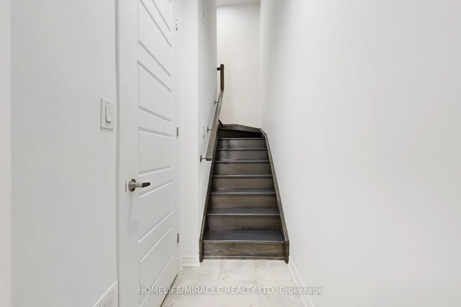 1587 Moira Crescent photo 4