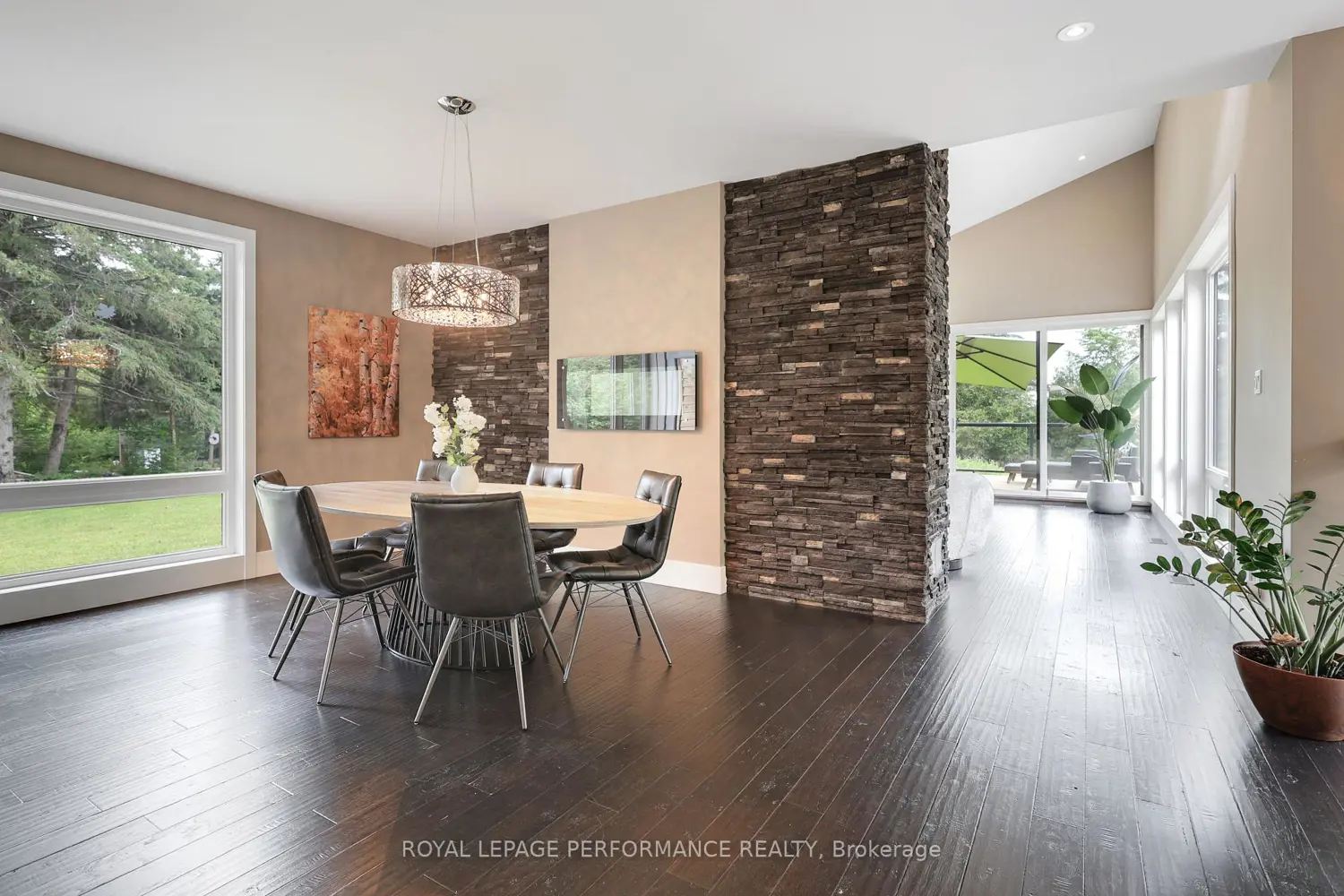 1141 Julia Court photo 2