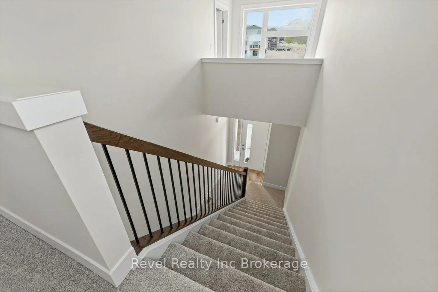 325 Kading Crescent photo 5