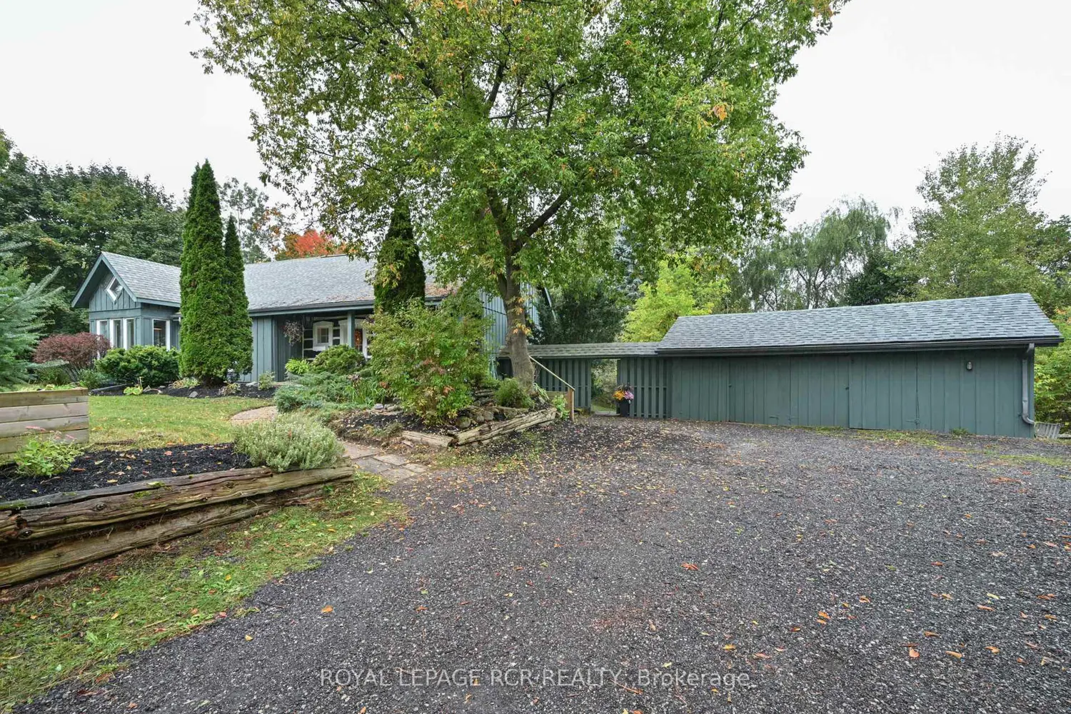 1762 Queen Street photo 2