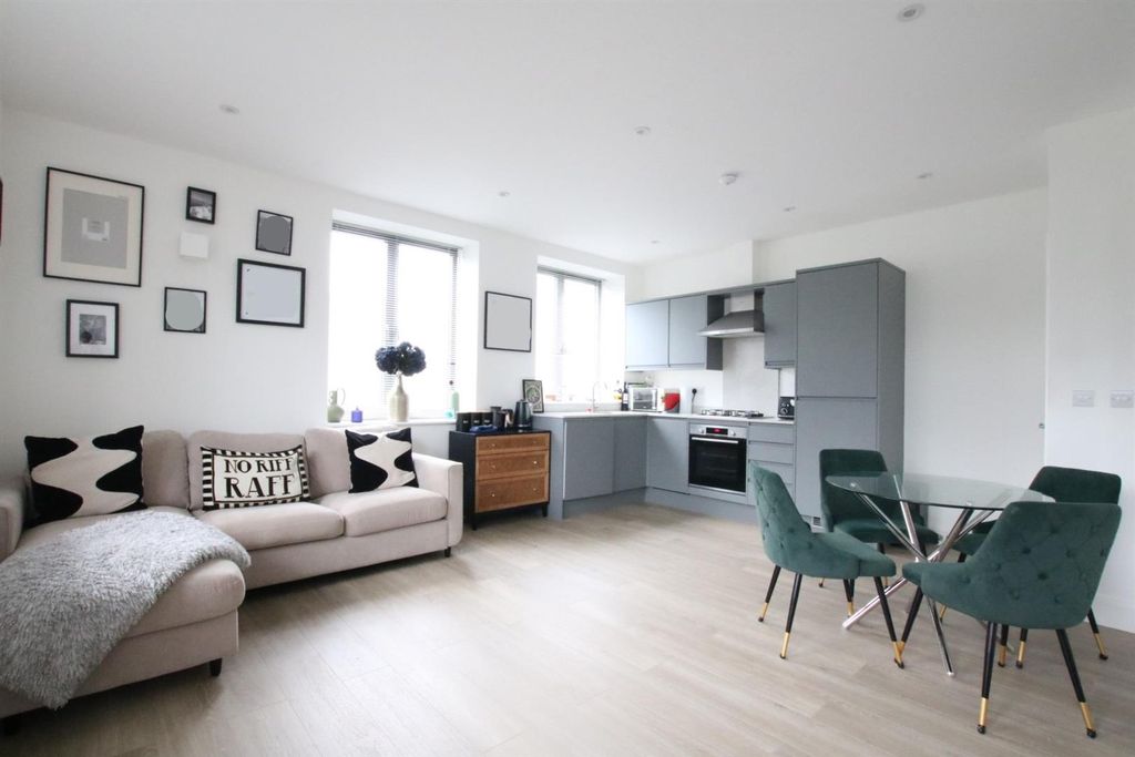 Additional image 2 of 2 bed flat to rentBay Tree Avenue, Leatherhead KT22
