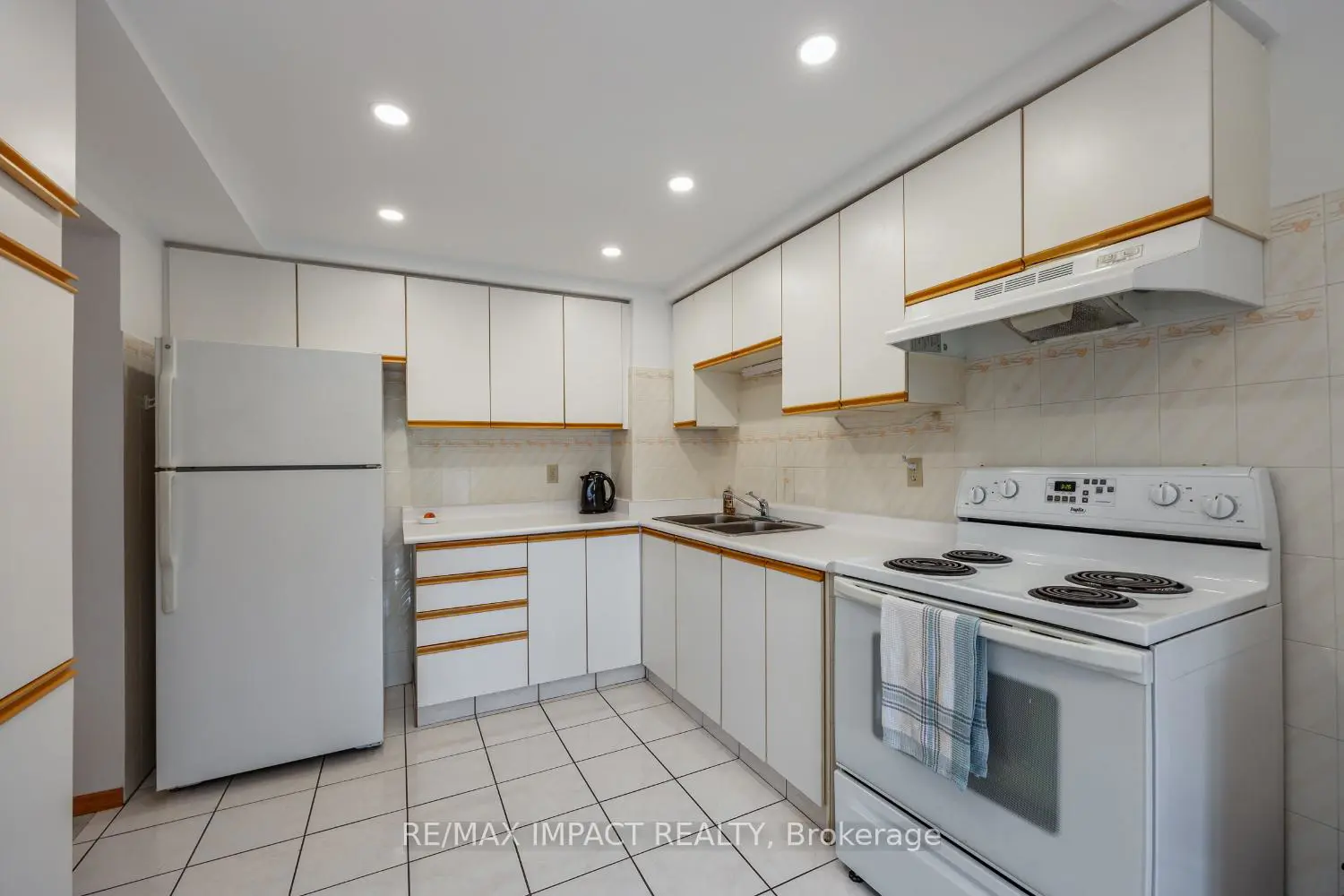 820 Bennett Crescent photo 3