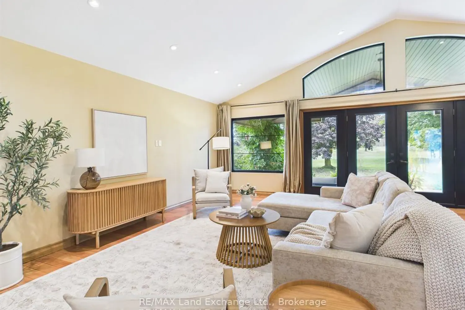 203 Campbell Crescent photo 3