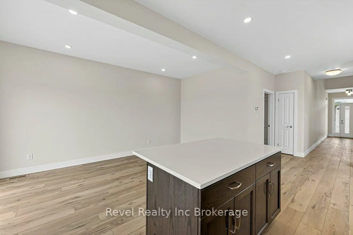 325 Kading Crescent photo 3