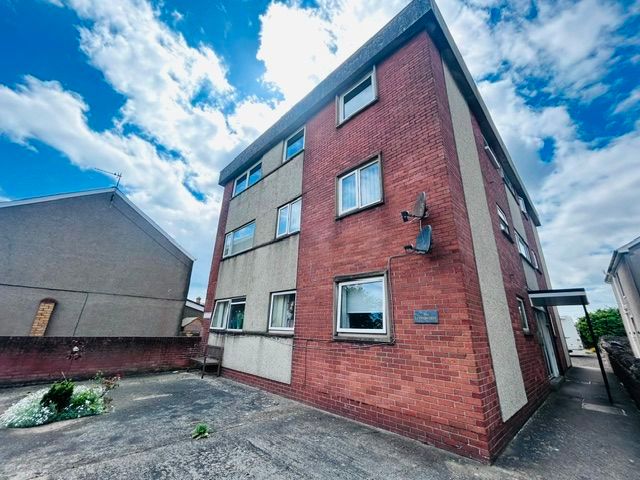 2 bed flat to rentFlat, Llys Onnen, South Road, Porthcawl CF36