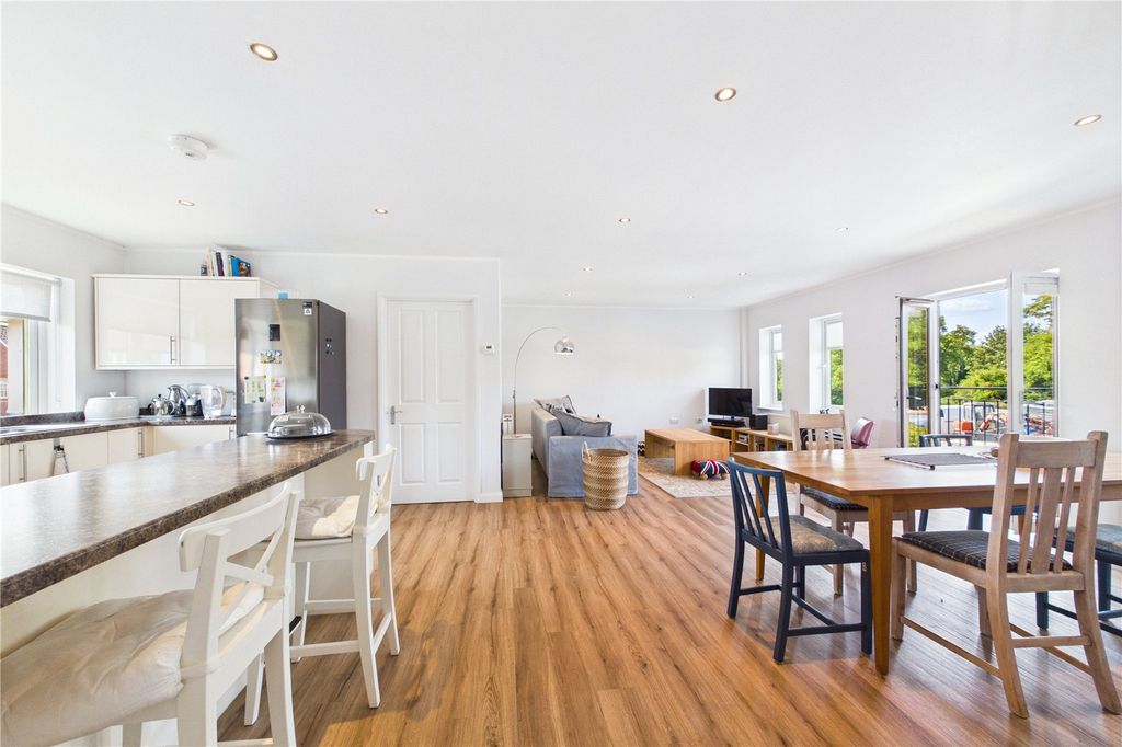 Additional image 4 of 2 bed flat to rentMill Lane, Newbury, Berkshire RG14