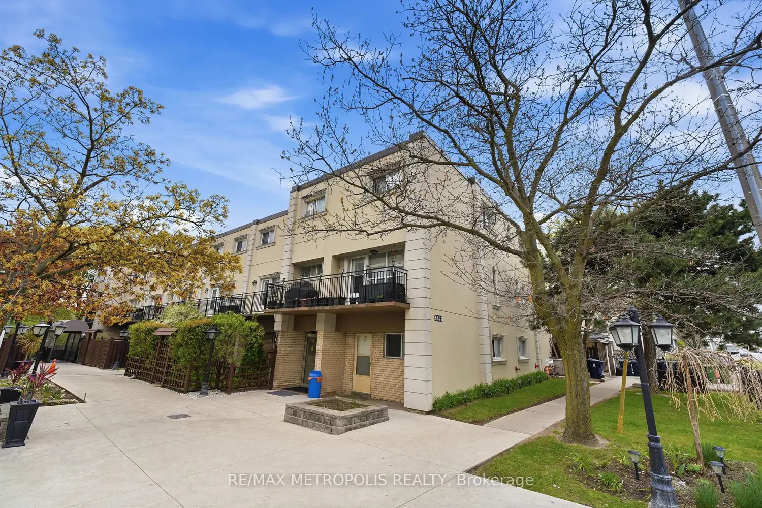 5877 Bathurst Street 205