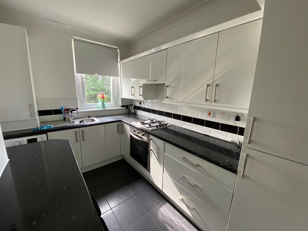 2 bed flat to rentThe Roundel, Wishaw ML2 photo 2